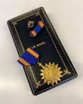 GENUINE  USAF Air Medal. with Ribbon Bar and pin  in WWII Case
